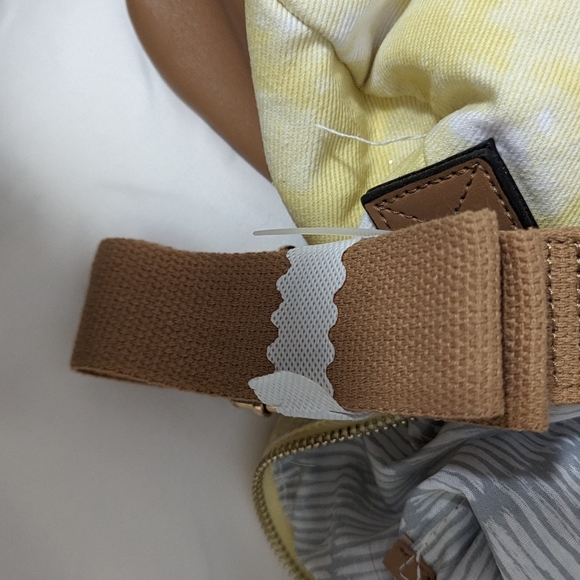 Gramercy and Grand Vegan Leather and Canvas Weekender Vacay Bag Brown and Yellow - Picture 5 of 8